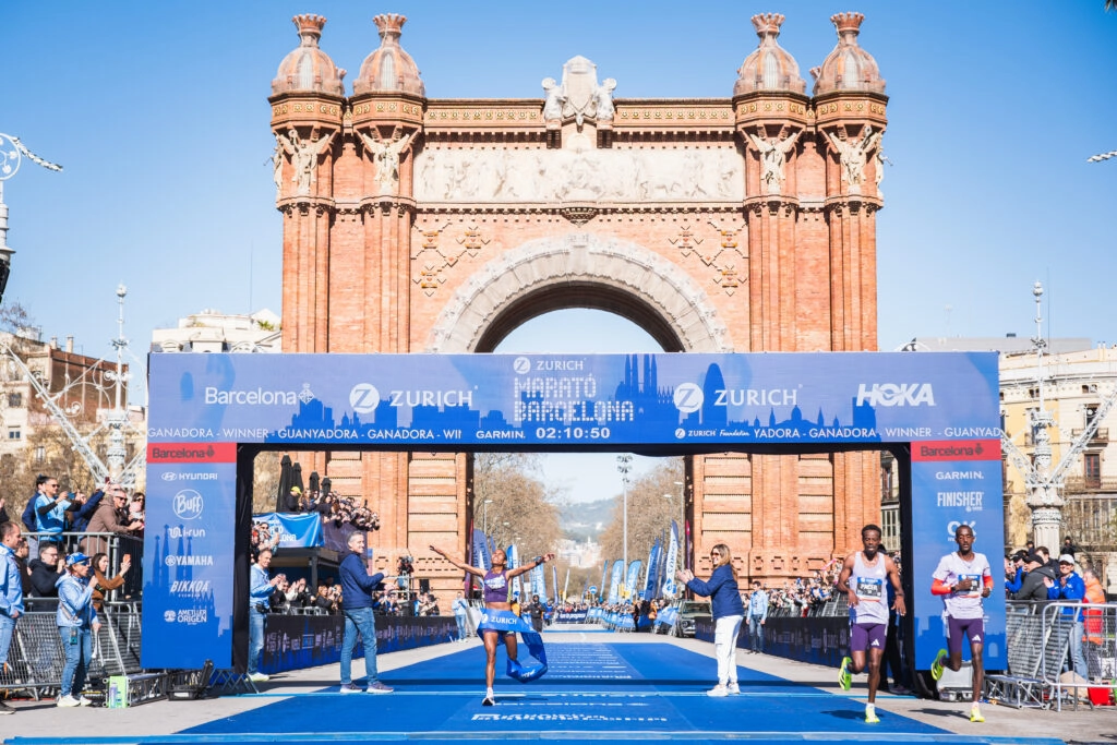 Personas en el punto de salida de la Maratón de Barcelona